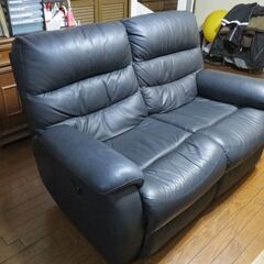 電動リクライニングソファー　2－3人掛け　左右独立調節可能　簡単に左右分割組立可能　ブラック　オットマン一体型　パーソナルチェアー　美品