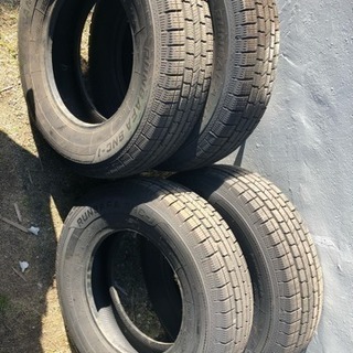 【1回使用！バリ山】ハイエース/キャラバン等用スタッドレスタイヤ