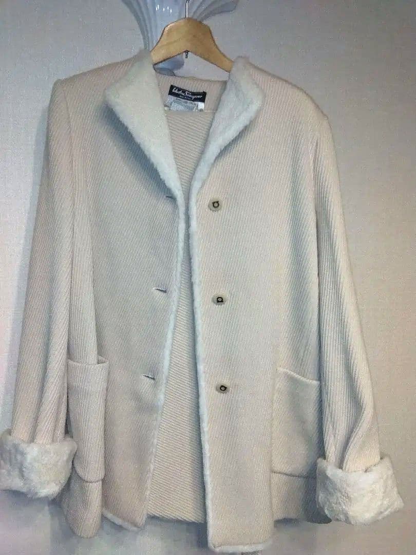 フェラガモ上品クリーム色 コーデュロイノーカラーコートマフラー付き